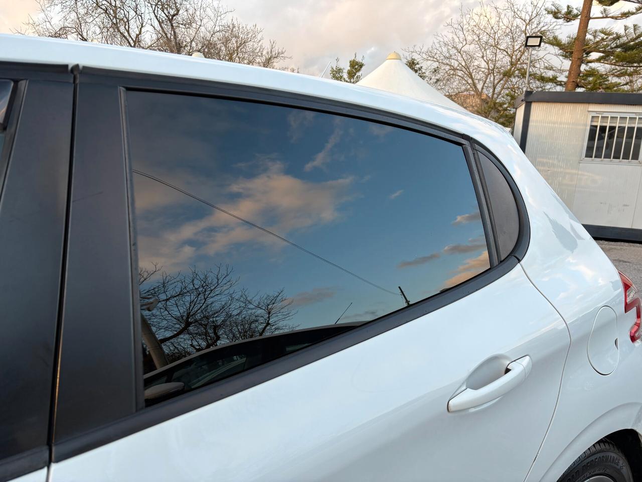 Peugeot 208 1.4 HDi 68 CV 5 porte Allure