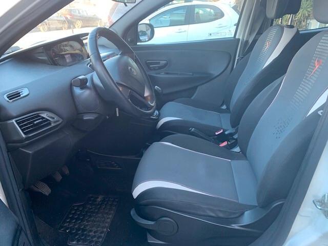 Lancia Ypsilon 1.3 MJT 95 CV 5 porte NEOPATENTATI