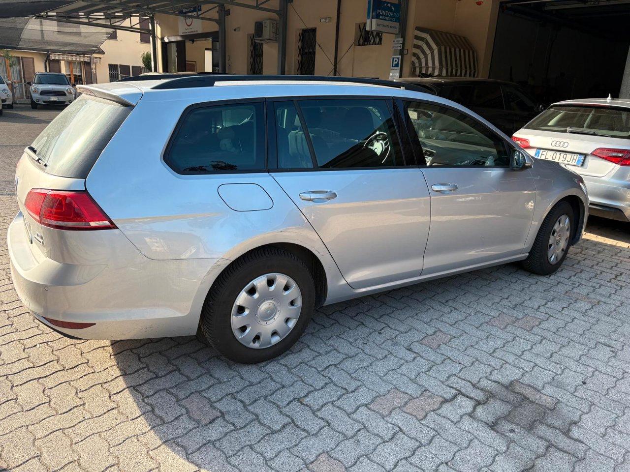 Volkswagen Golf Variant 1.6 tdi Comfortline 110cv OK NEOPATENTATO