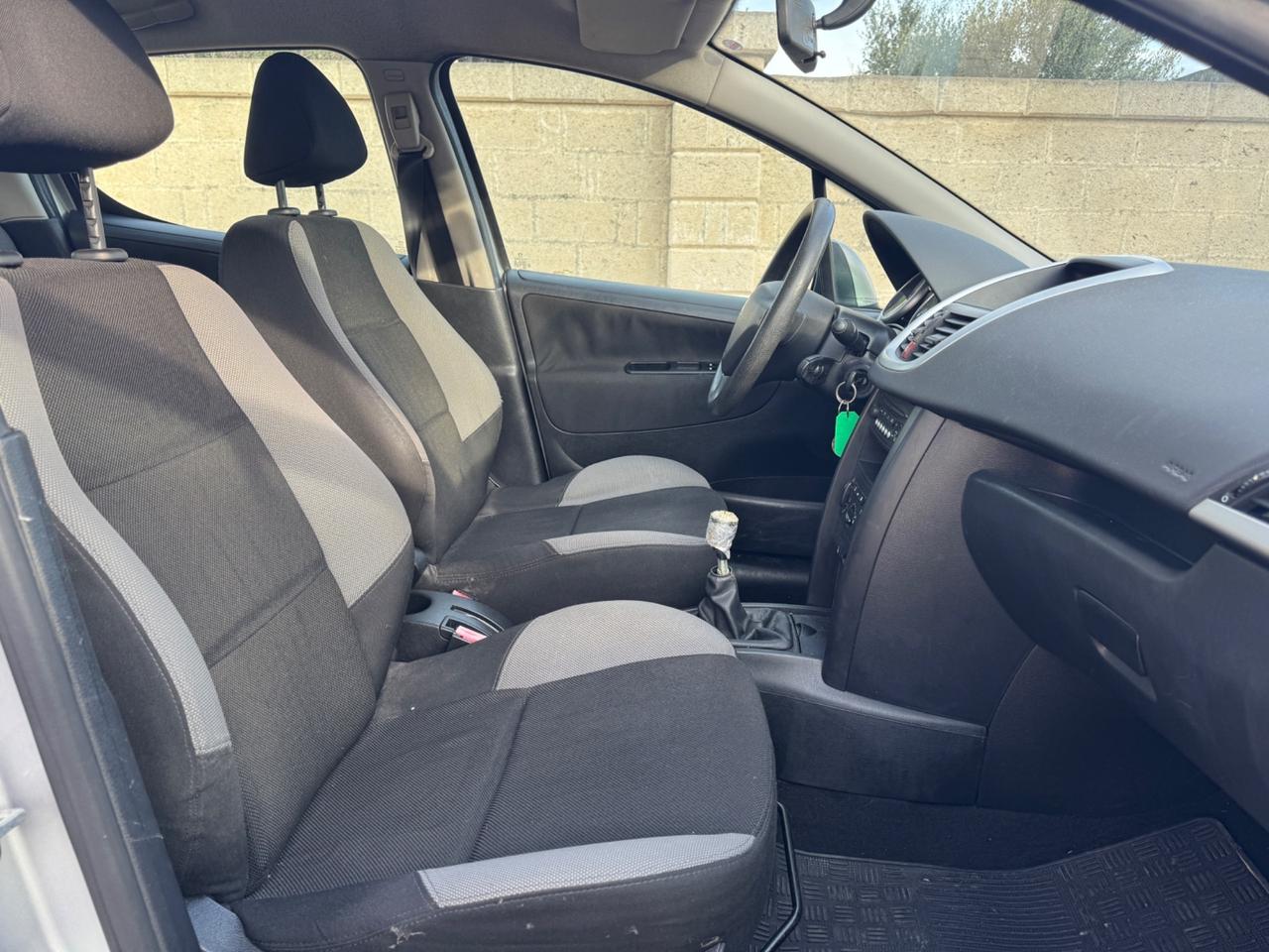 Peugeot 207 1.4 HDi 70CV NEOPATENTATI