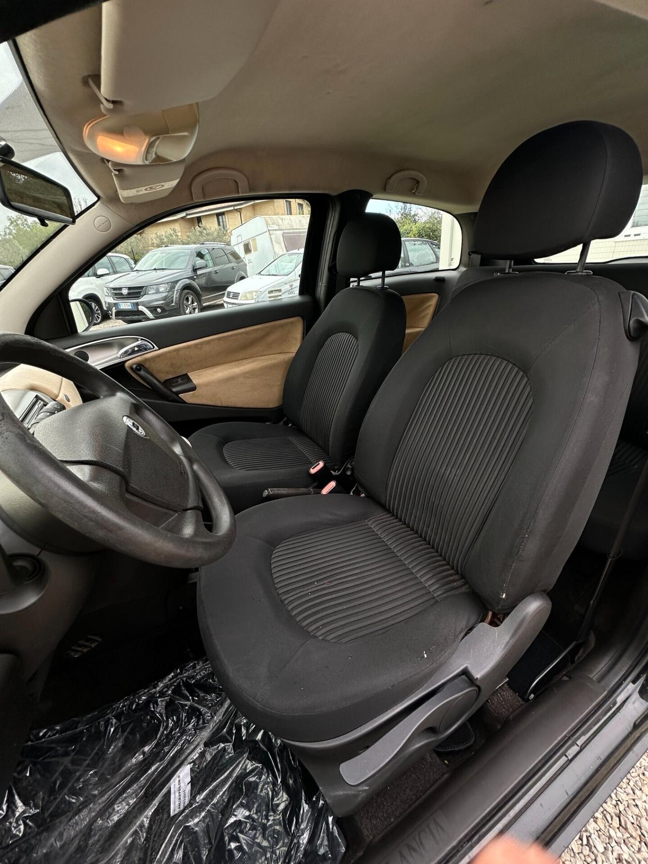 Lancia Ypsilon 1.4 16V Sport MomoDesign