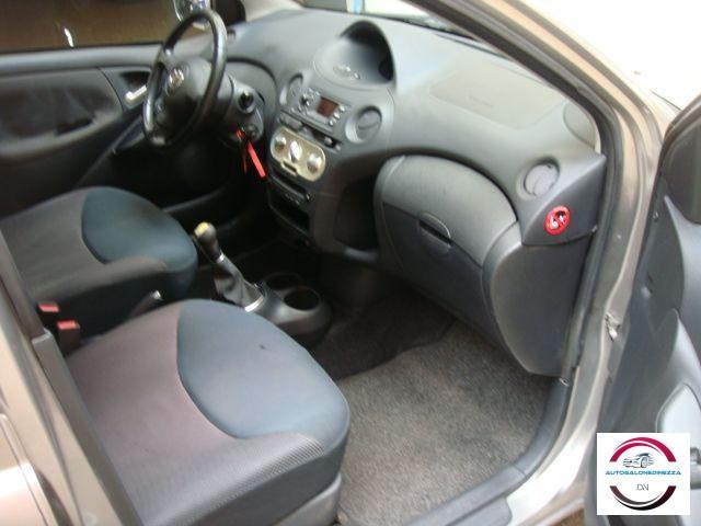TOYOTA - Yaris - 16V 5 porte Sol