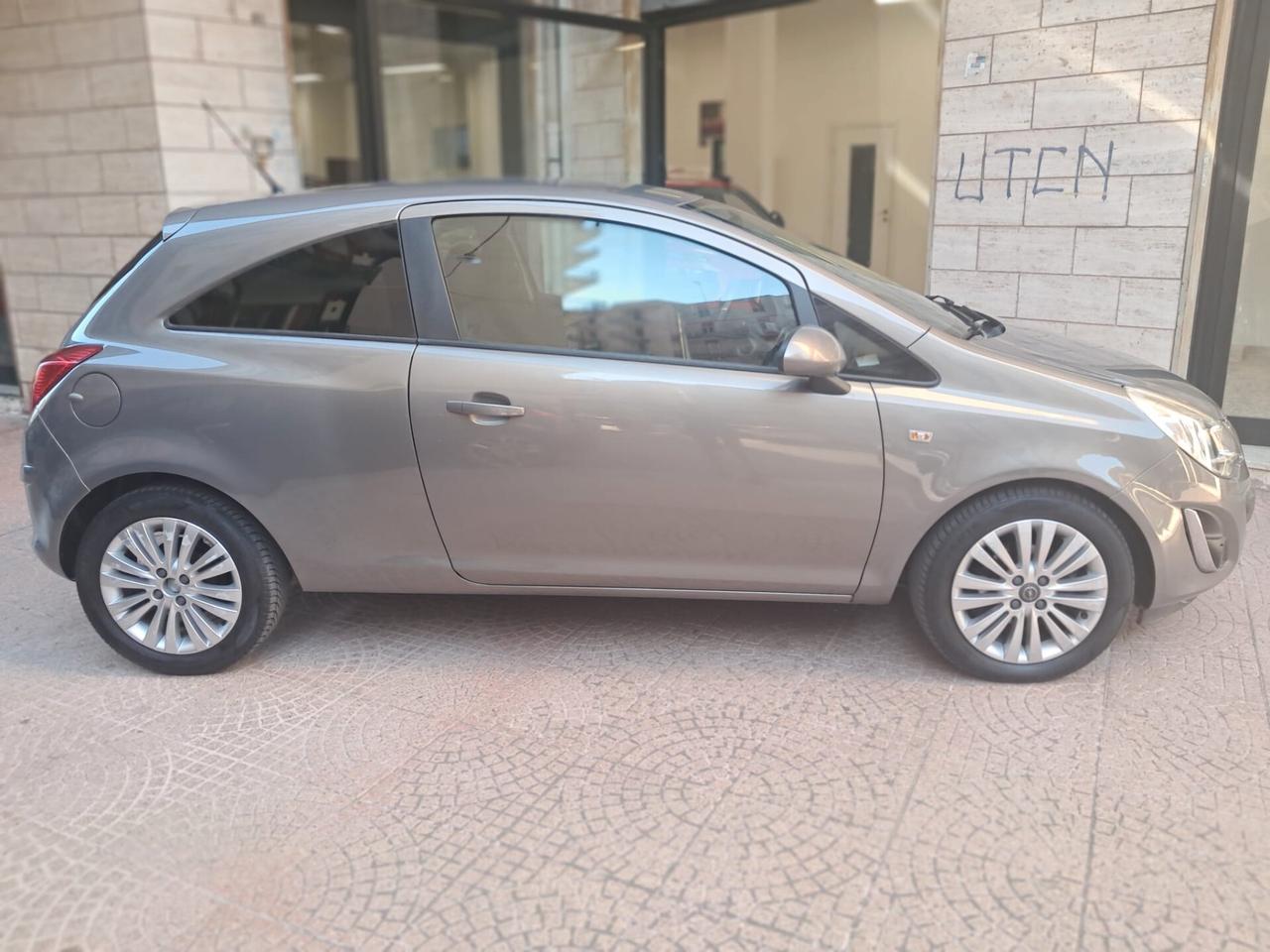 Opel Corsa 1.2 GPL-NEOPATENTATI-(2012)-Euri 4350