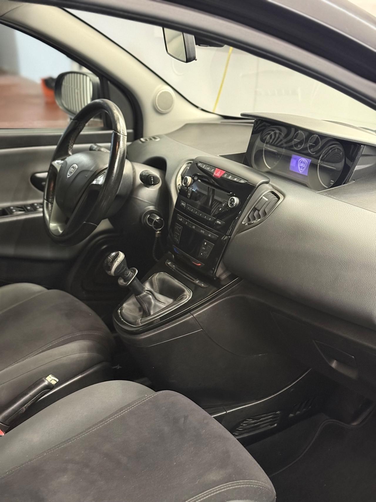 Lancia Ypsilon 0.9 TwinAir 85 CV 5 porte S&S Platinum