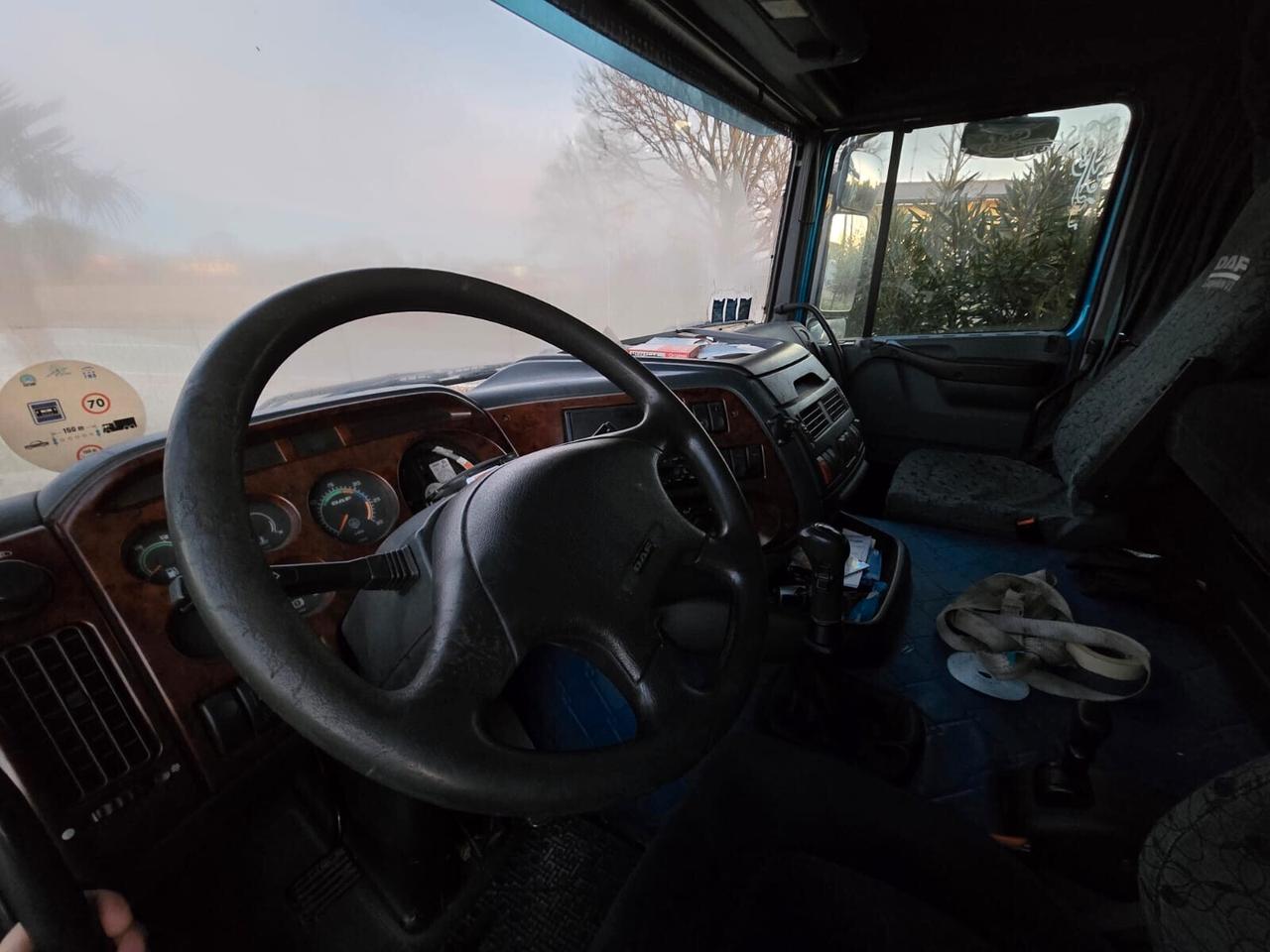 DAF XF 480 RIBASSATO 3 ASSI CON GRU POSTERIORE