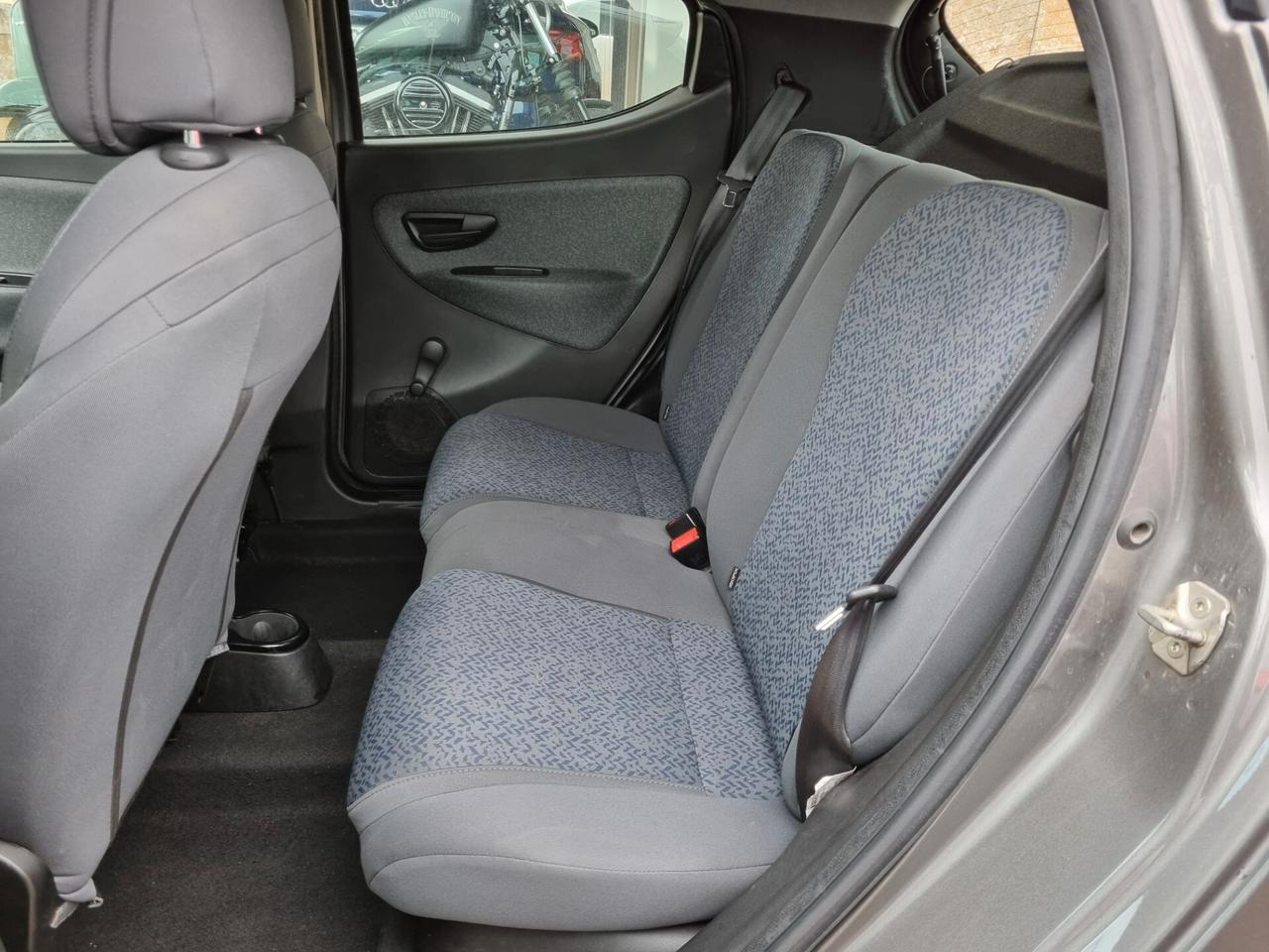 Lancia Ypsilon 1.0 FireFly 5 porte S&S Hybrid Silver