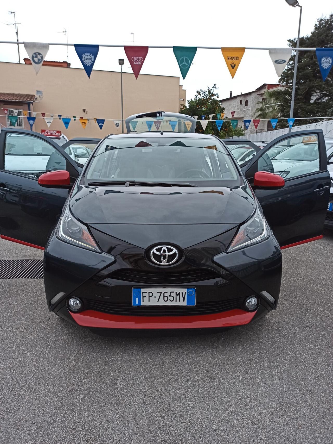 Toyota Aygo 1.0 VVT-i 69 CV 5 porte x-Black TSS MMT