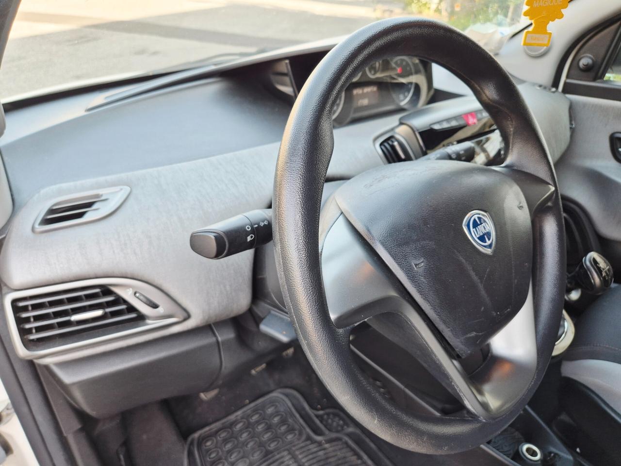 Lancia Ypsilon 1.2 69 CV 5 porte SILVER