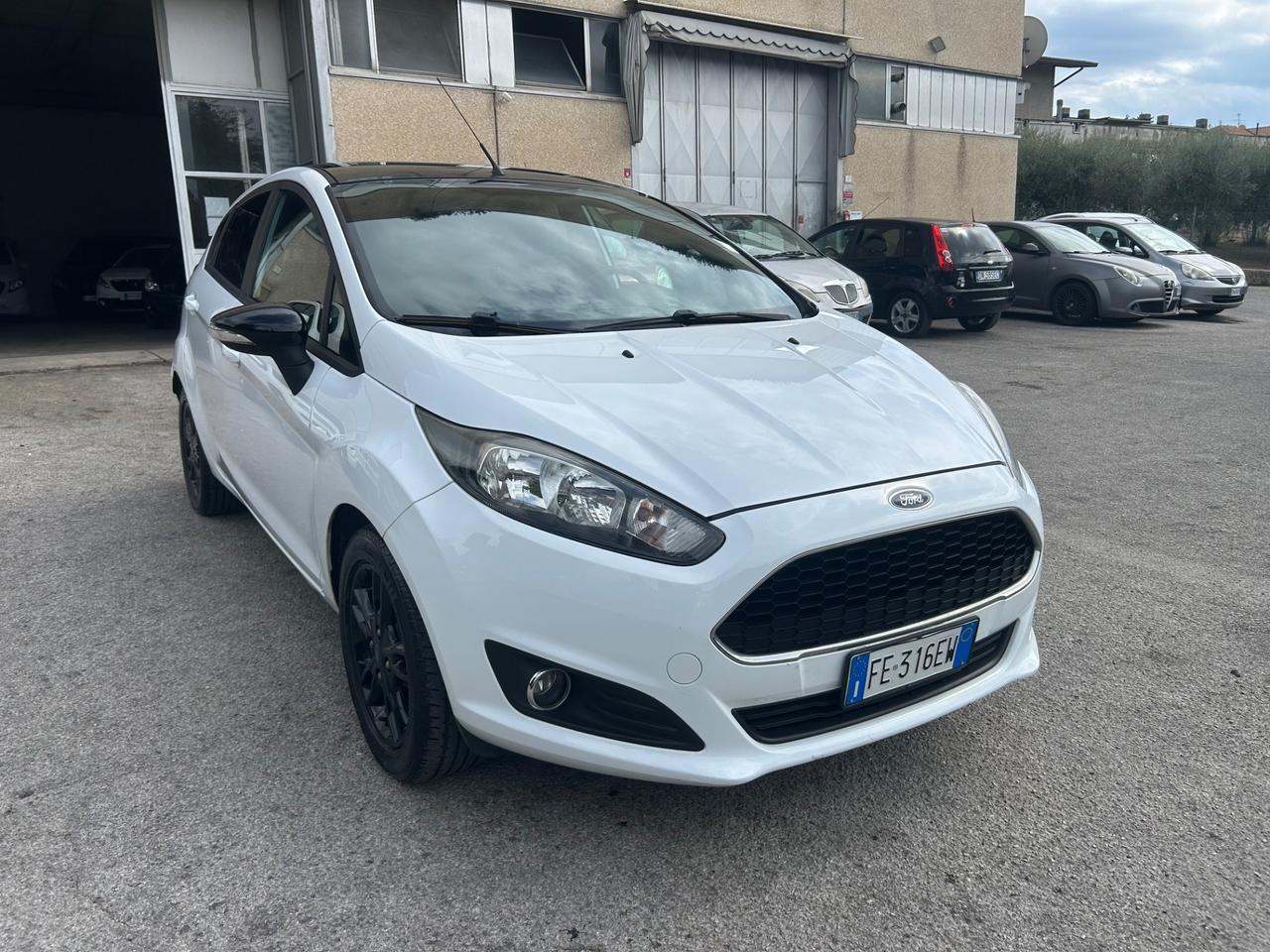 Ford Fiesta 1.5 TDCi Black & White Edition Euro 6B