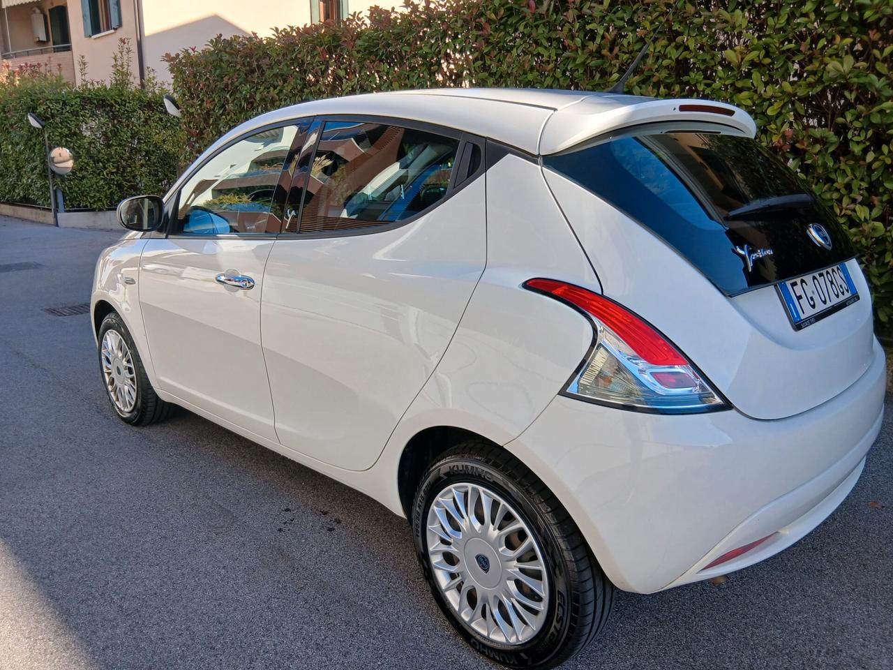 Lancia Ypsilon 1.2 69 CV 5 porte Silver tua a € 185 mese