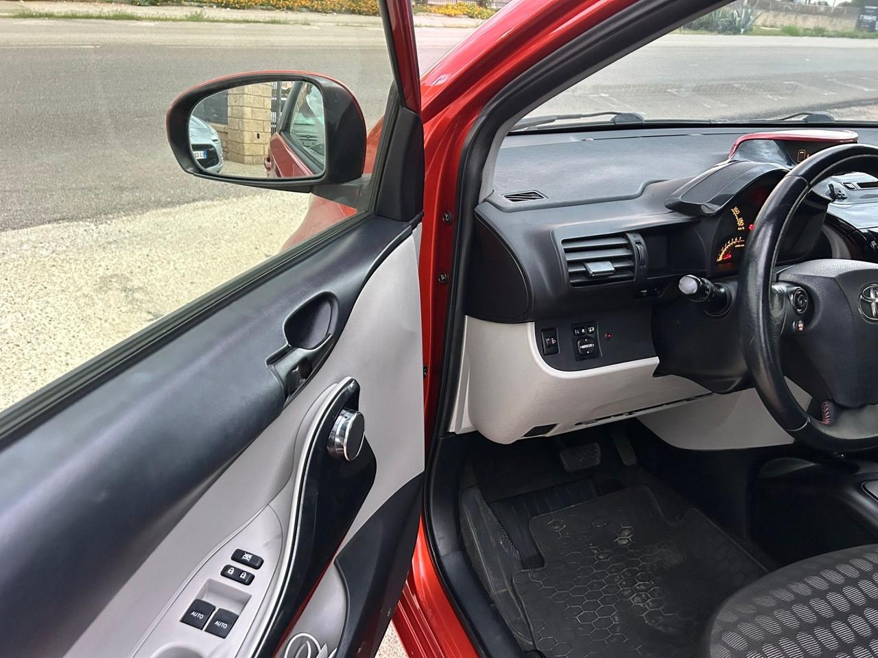 Toyota iQ 1.0 CVT Lounge AUTOMATICA