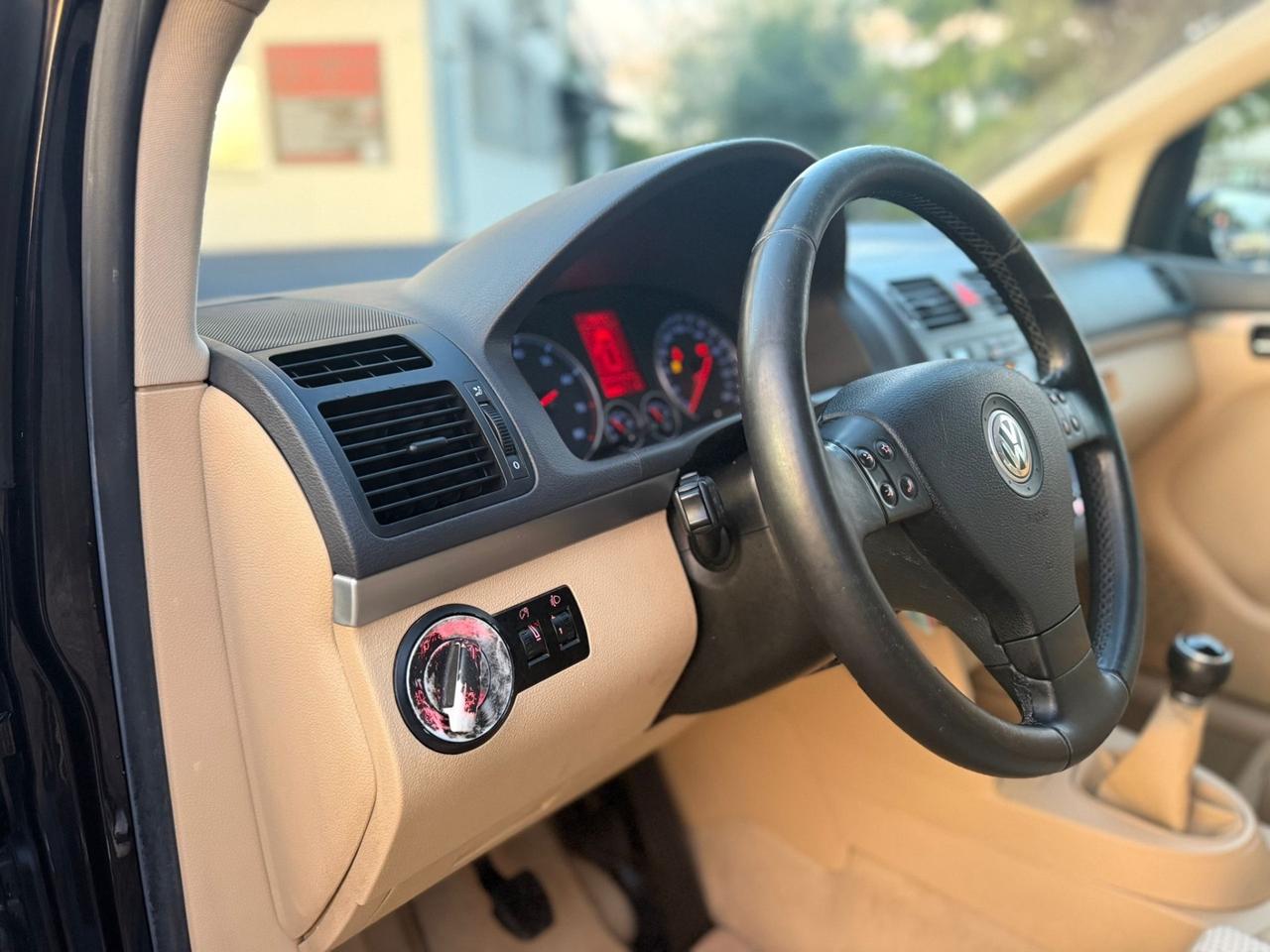 Volkswagen Touran 1.6 16V FSI Highline 7 POSTI