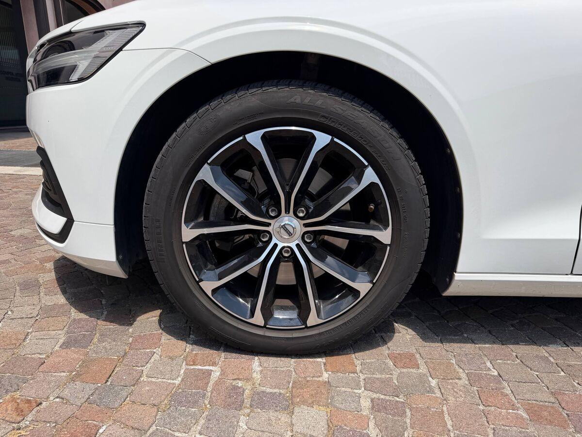 Volvo V60 2.0 b3 Momentum Business auto 8m my21