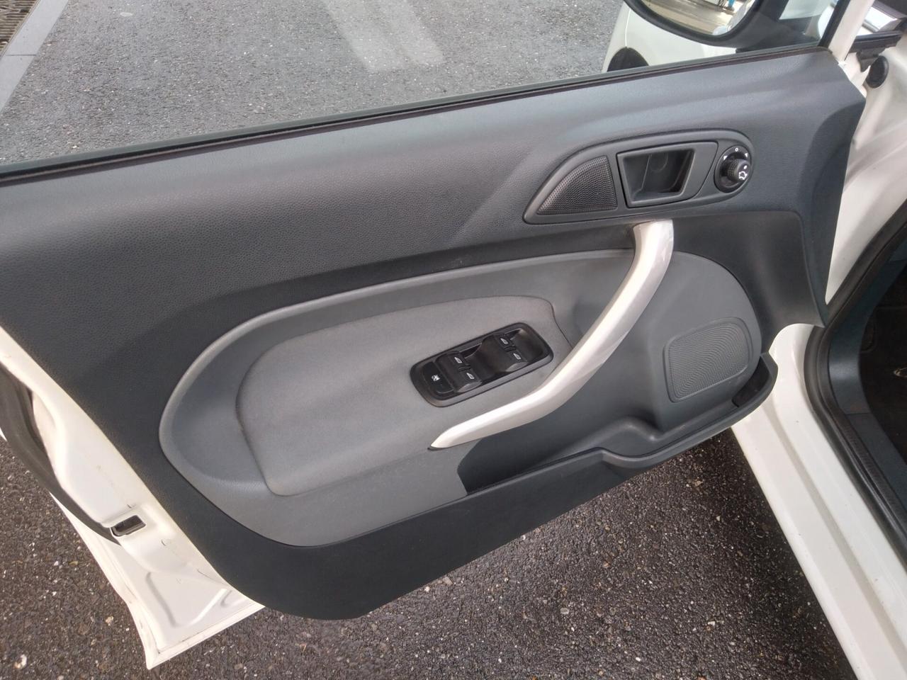 Ford Fiesta 1.2 82 CV 5 porte Titanium x neopatentati