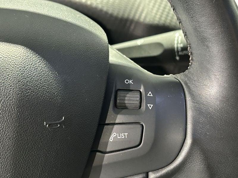 Peugeot 2008 1.2 VTi 82CV Allure + NAVIGATORE