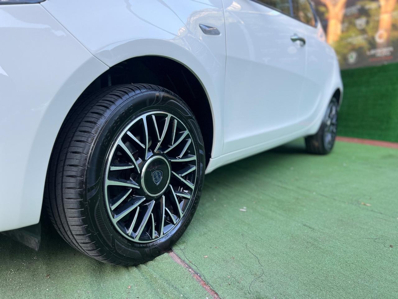 Lancia Ypsilon 1.0 FireFly 5 porte S&S Hybrid Silver