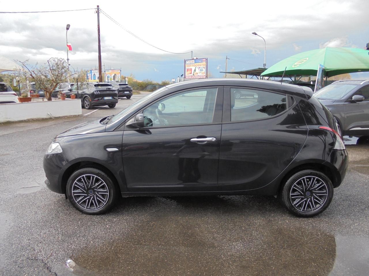 Lancia Ypsilon 1.0 FireFly 5 porte S&S Hybrid Silver