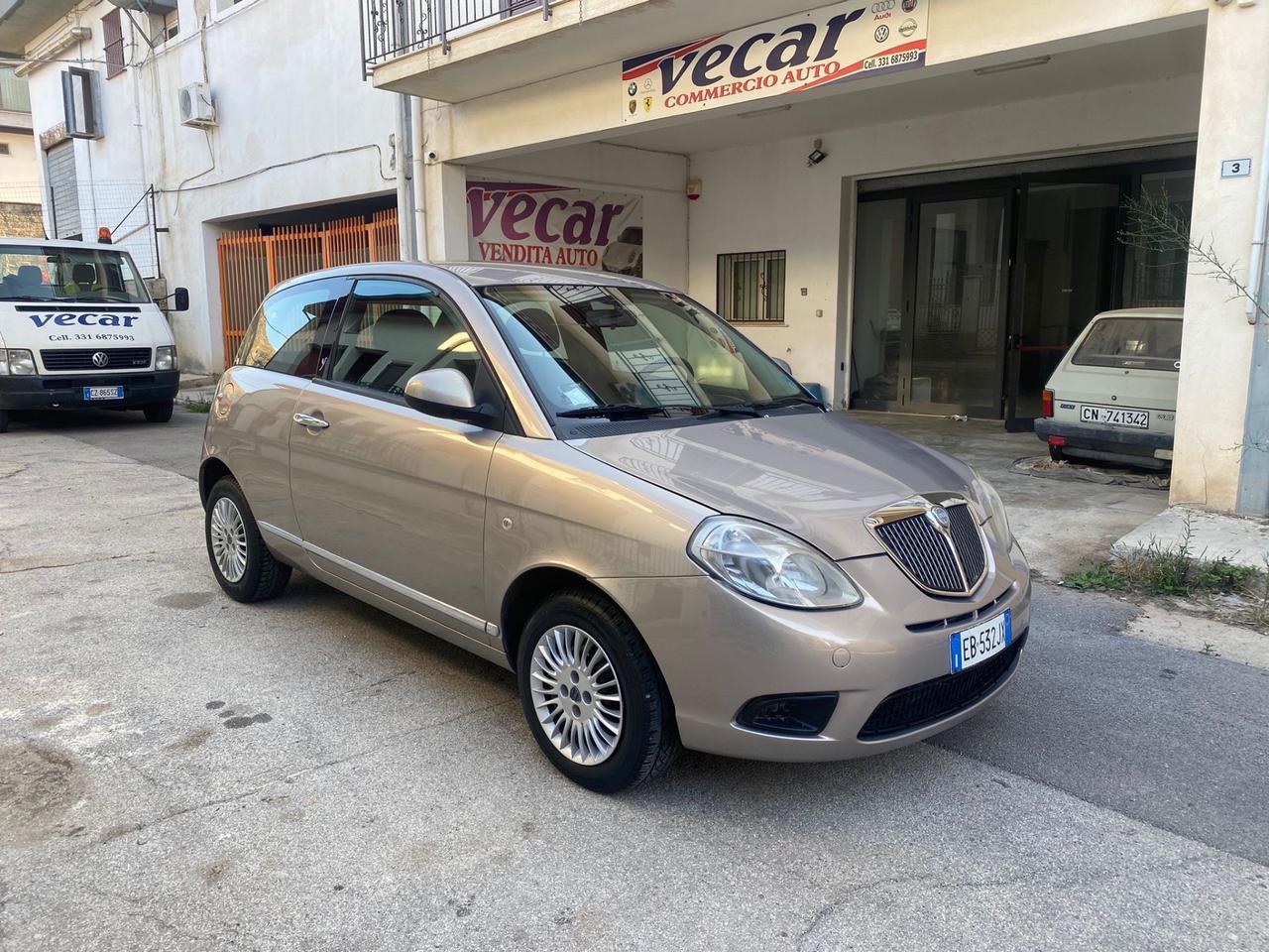 Lancia Ypsilon 1.3 MJT 75 CV cambio automatico