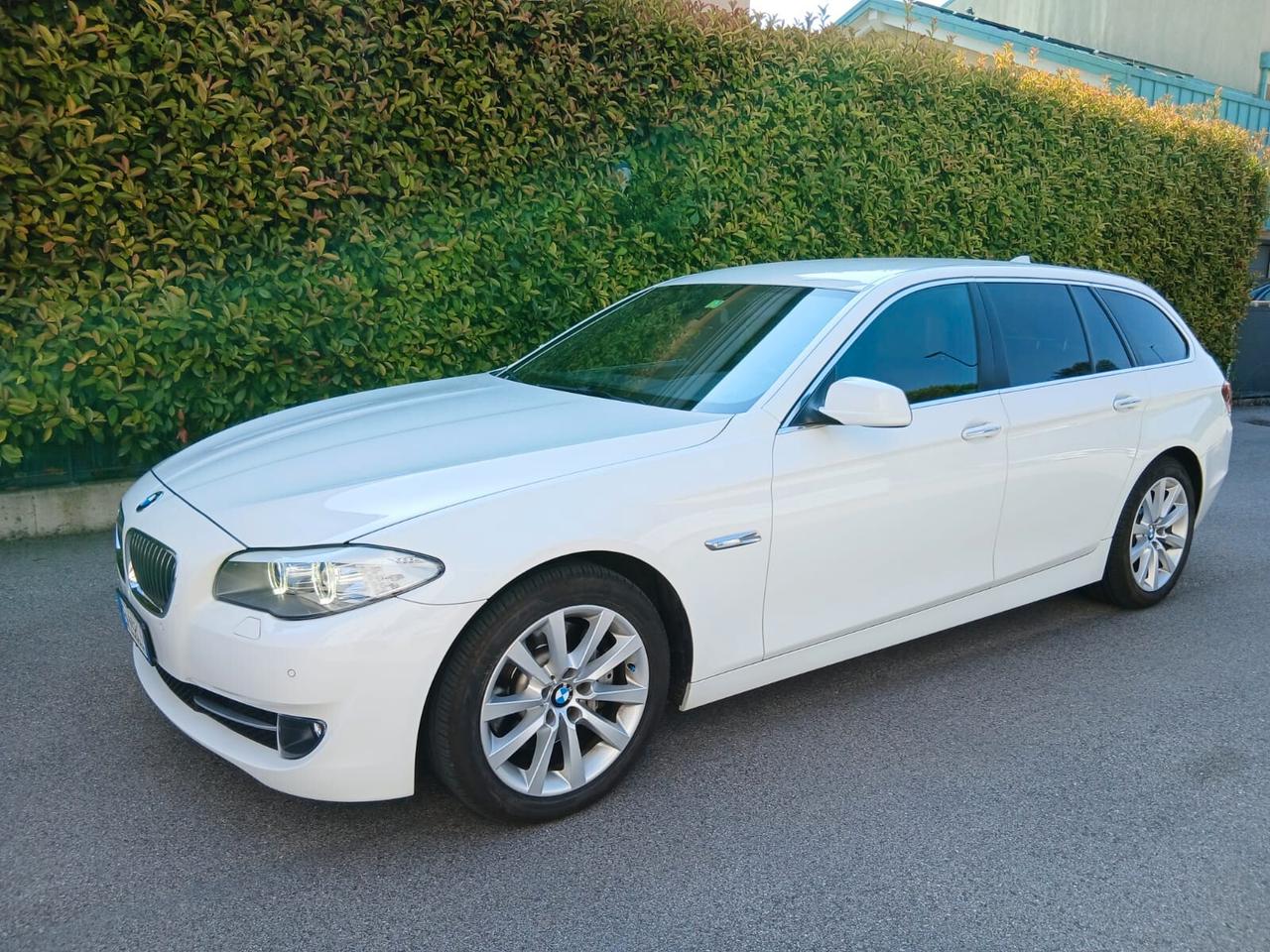 Bmw 525d xDrive Touring Futura in terno in pelle tabacco