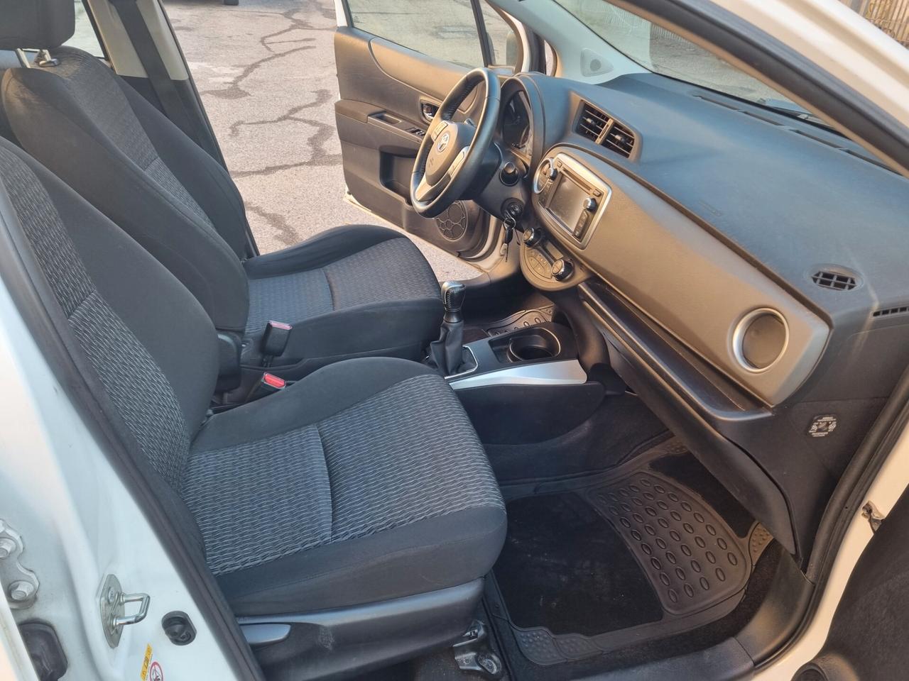 Toyota Yaris 1.0 5 porte Lounge neo patentati unica proprietaria