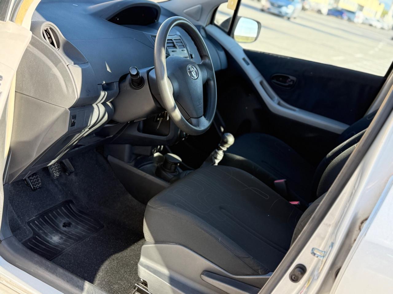 Toyota Yaris 1.4 D-4D 90 CV 6 marce 2010 neopatentati