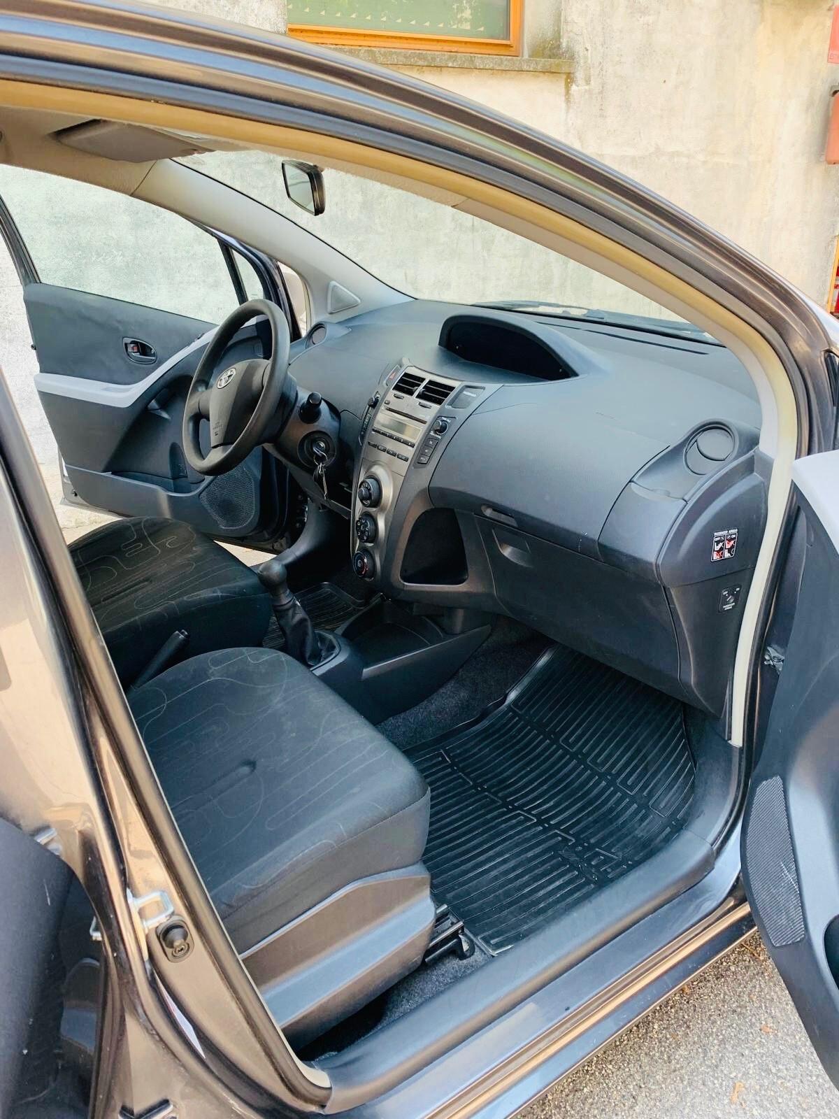 Toyota Yaris 1.0 benzina 2011 130.000km neo patentati