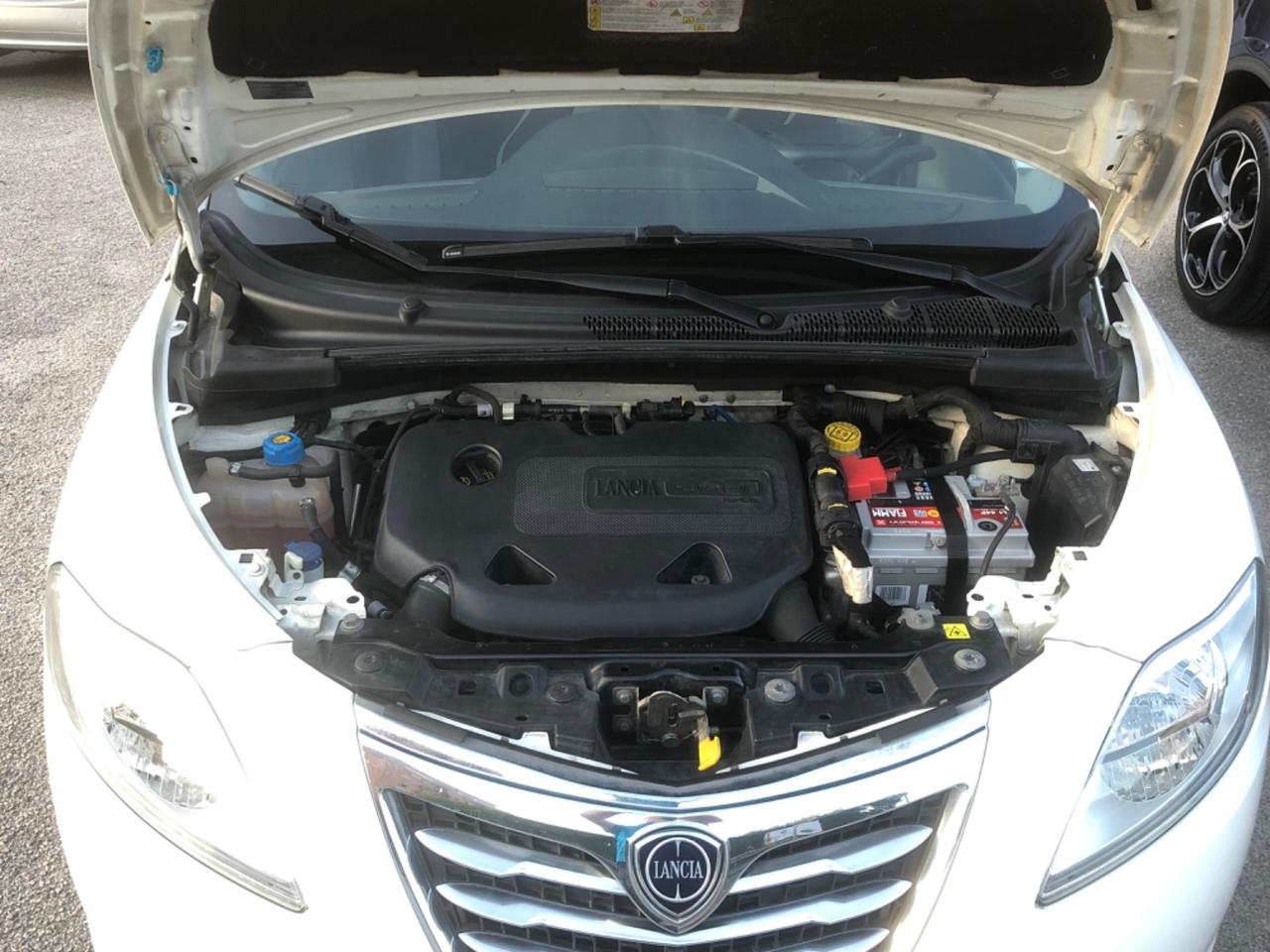 Lancia Ypsilon 0.9 TwinAir 85 CV 5 porte Metano Ecochic Silver