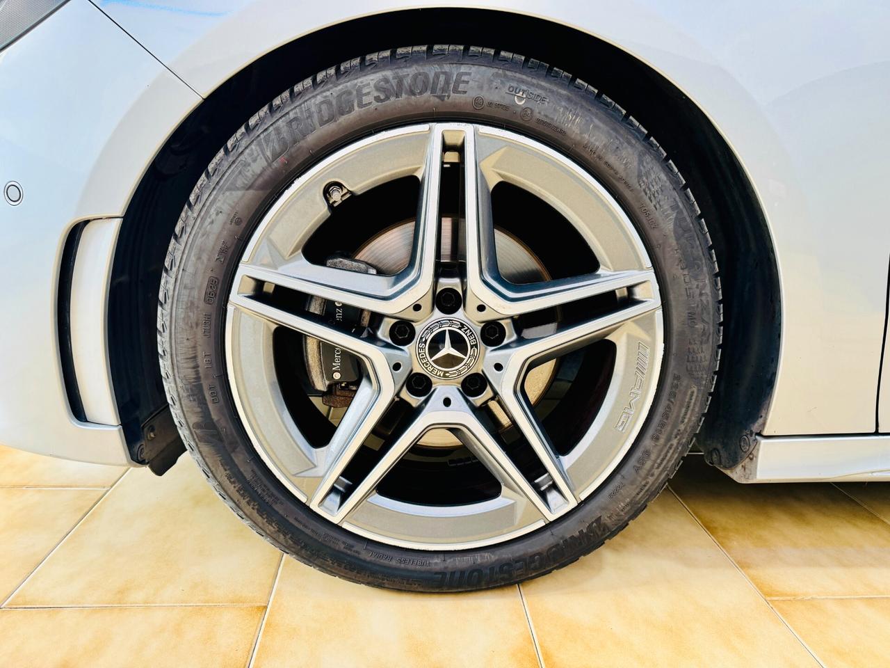 Mercedes-benz B 180 AMG Autom. CarPlay / RetroCamera