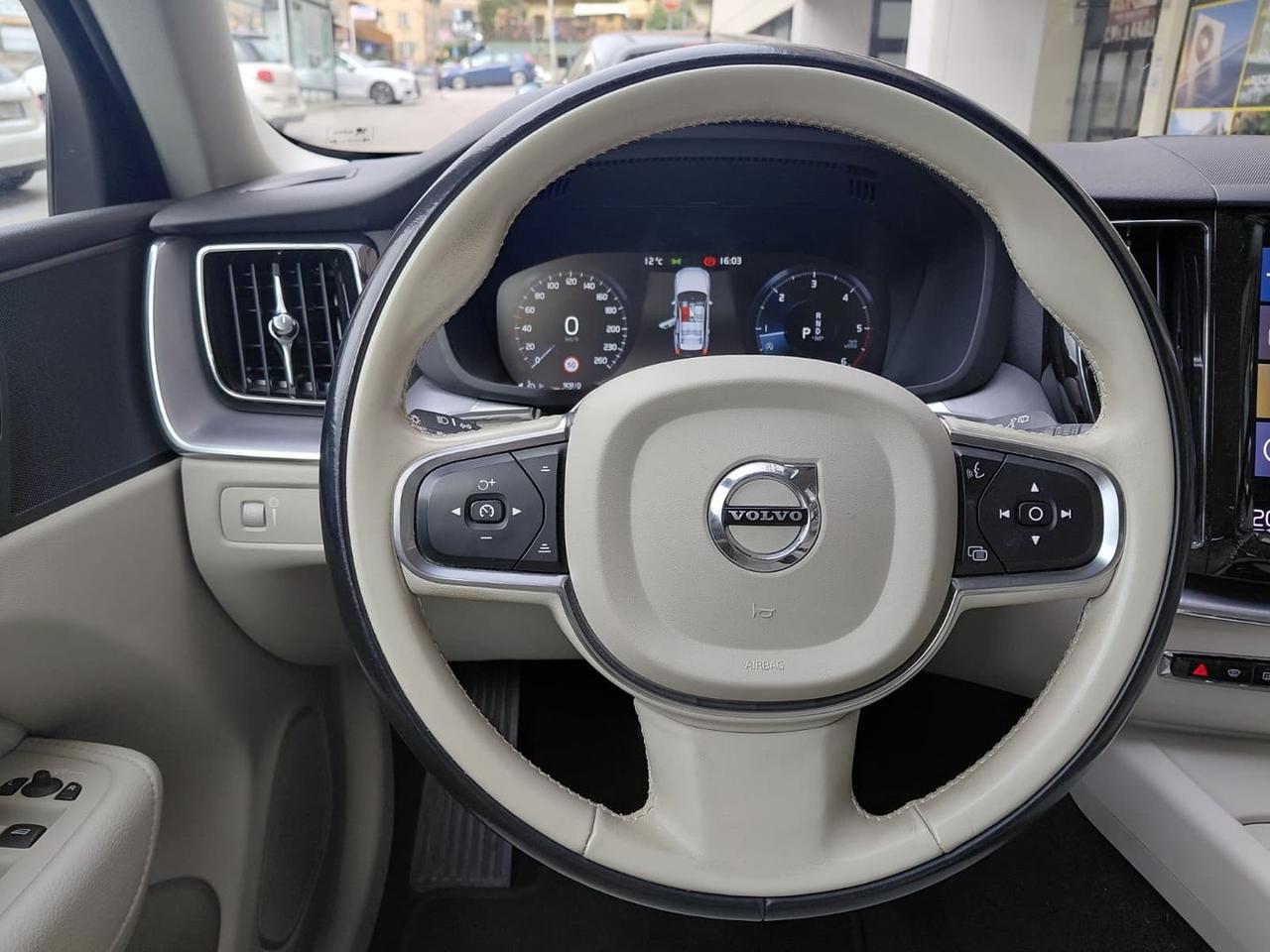 Volvo XC 60 Momentum Pro 2.0 B4 MHEV #10050