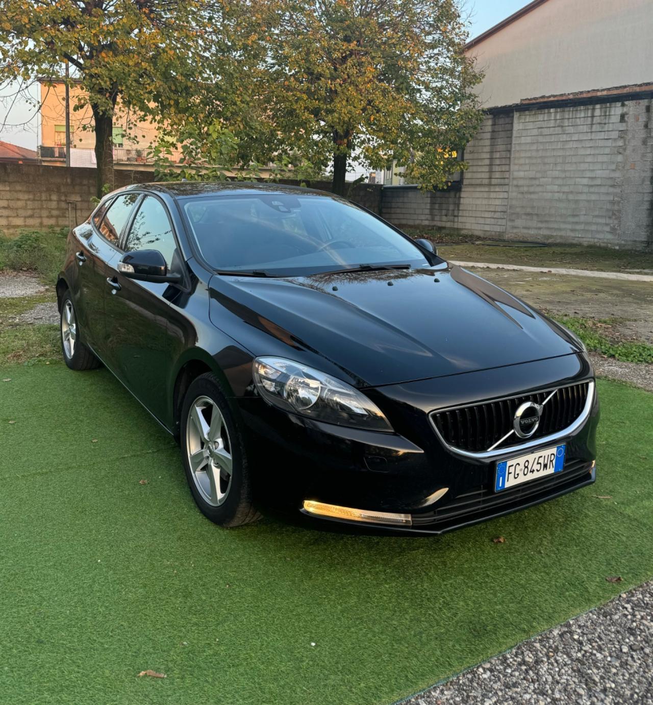 Volvo V40 D2 R-design N1