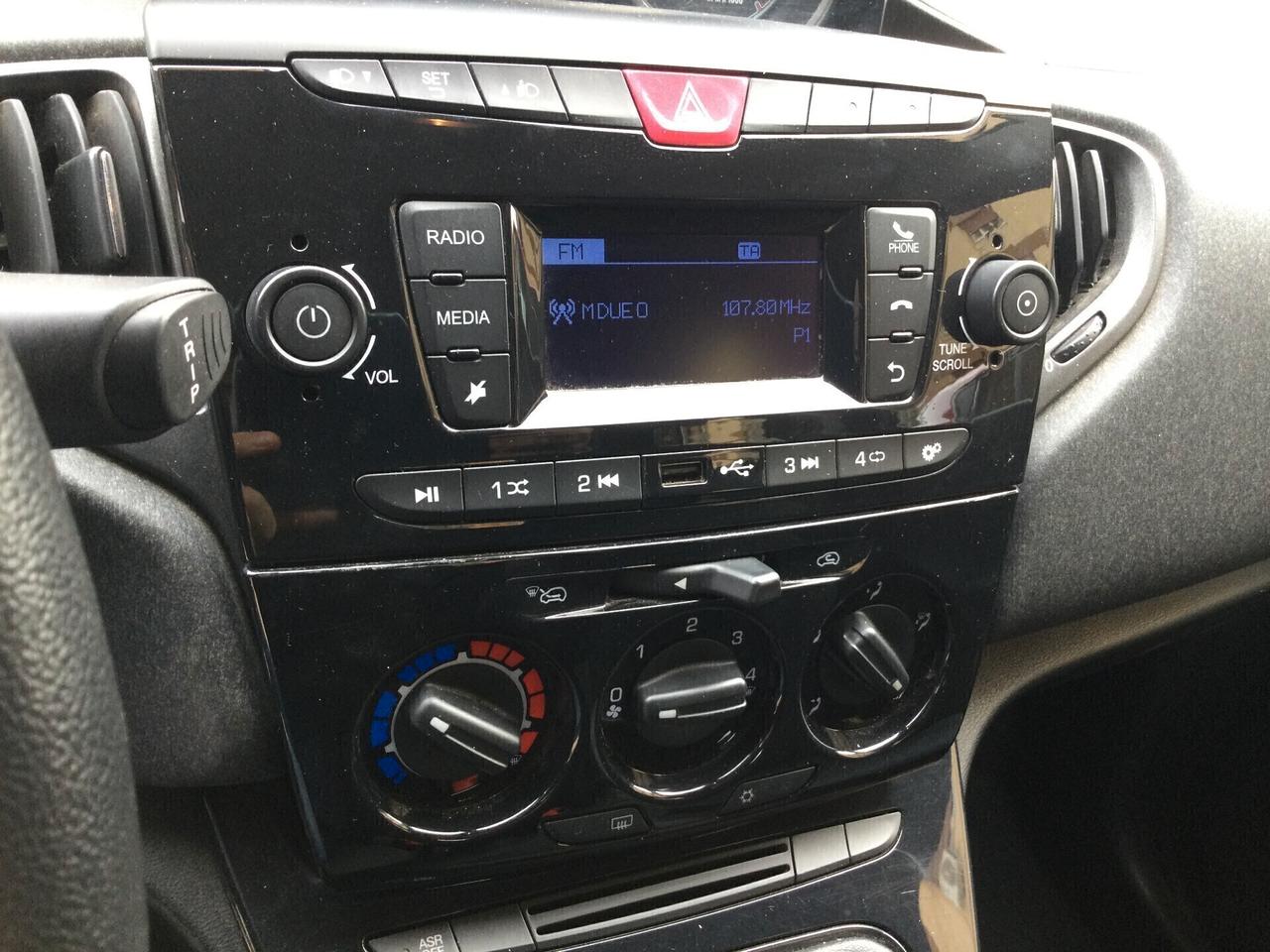 Lancia Ypsilon 1.0 FireFly 5 porte S&S Hybrid Ecochic Silver