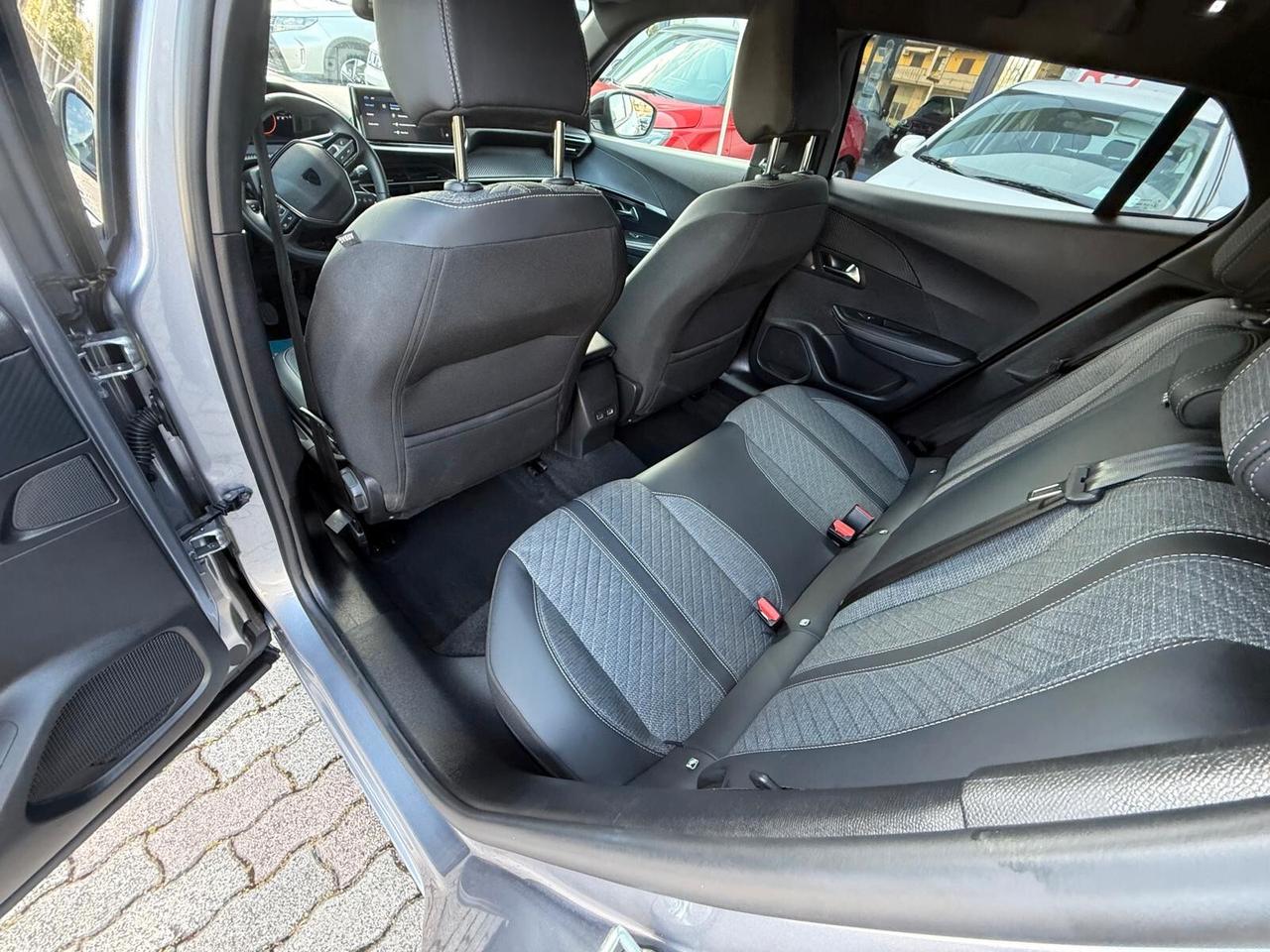 Peugeot 2008 PureTech 100 S&S Allure - ok neopatentati -