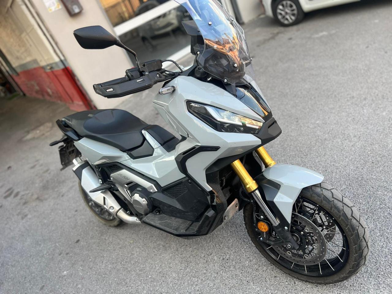 HONDA X ADV 750 NUOVOO 5 MILA KM POSSIBILITà PERMUTAA