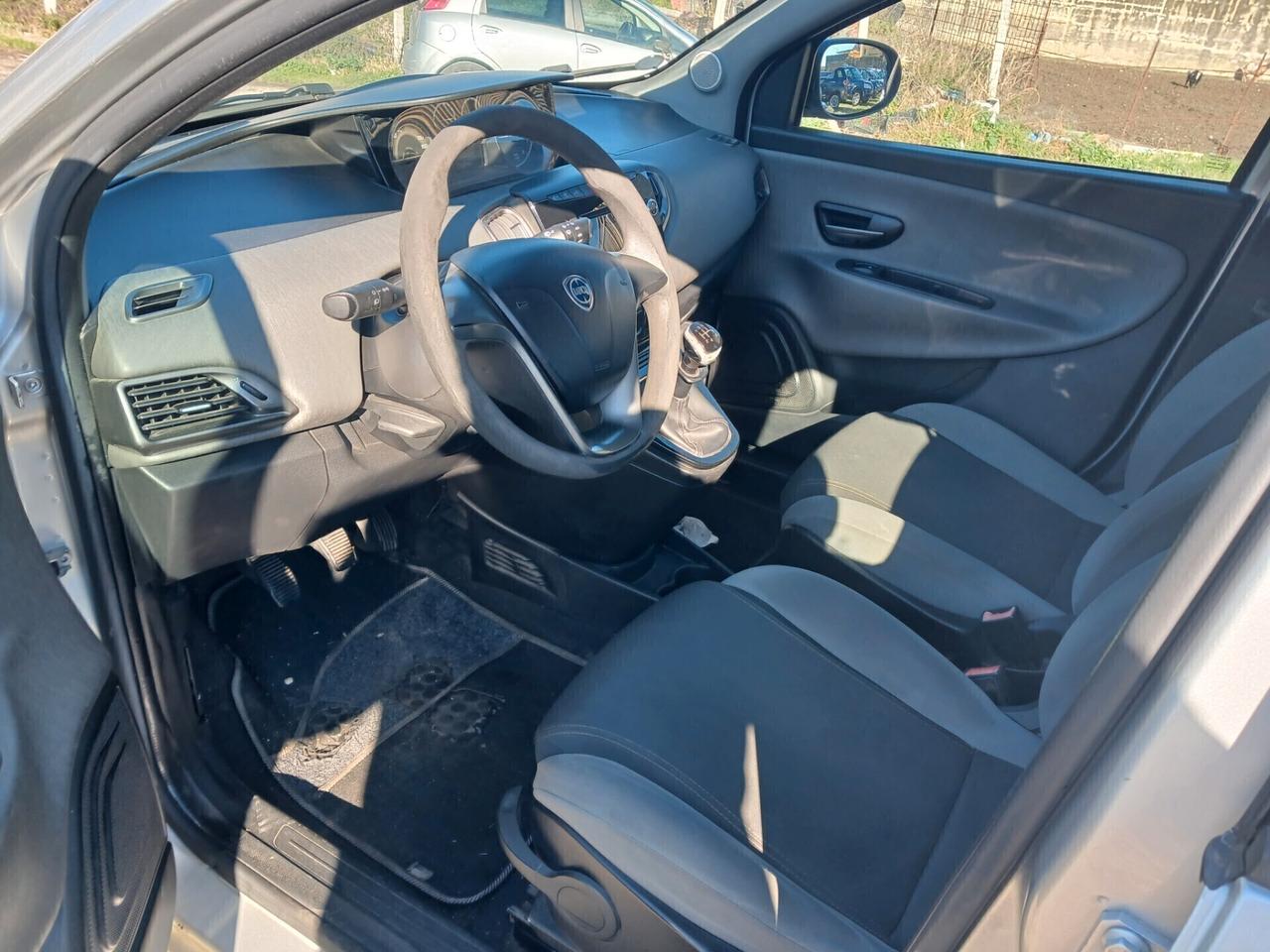 Lancia Ypsilon 0.9 TwinAir 85 CV 5 porte Metano Ecochic Silver