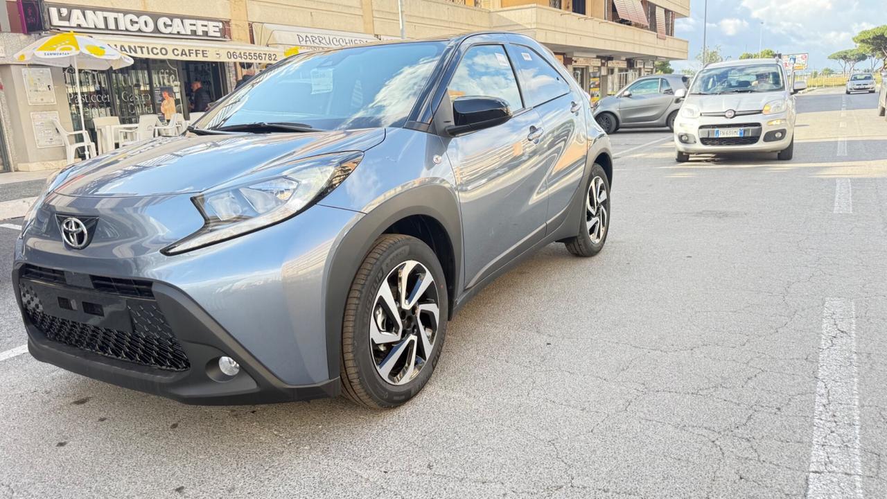 Toyota Aygo X 1.0 VVT-i 72 CV 5 porte Lounge Air S-CVT LED NAVI KAMERA PDC CERCHI 16 CAR PLAY KM 0