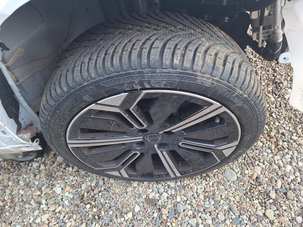 Lancia Ypsilon Hybrid e-DCT