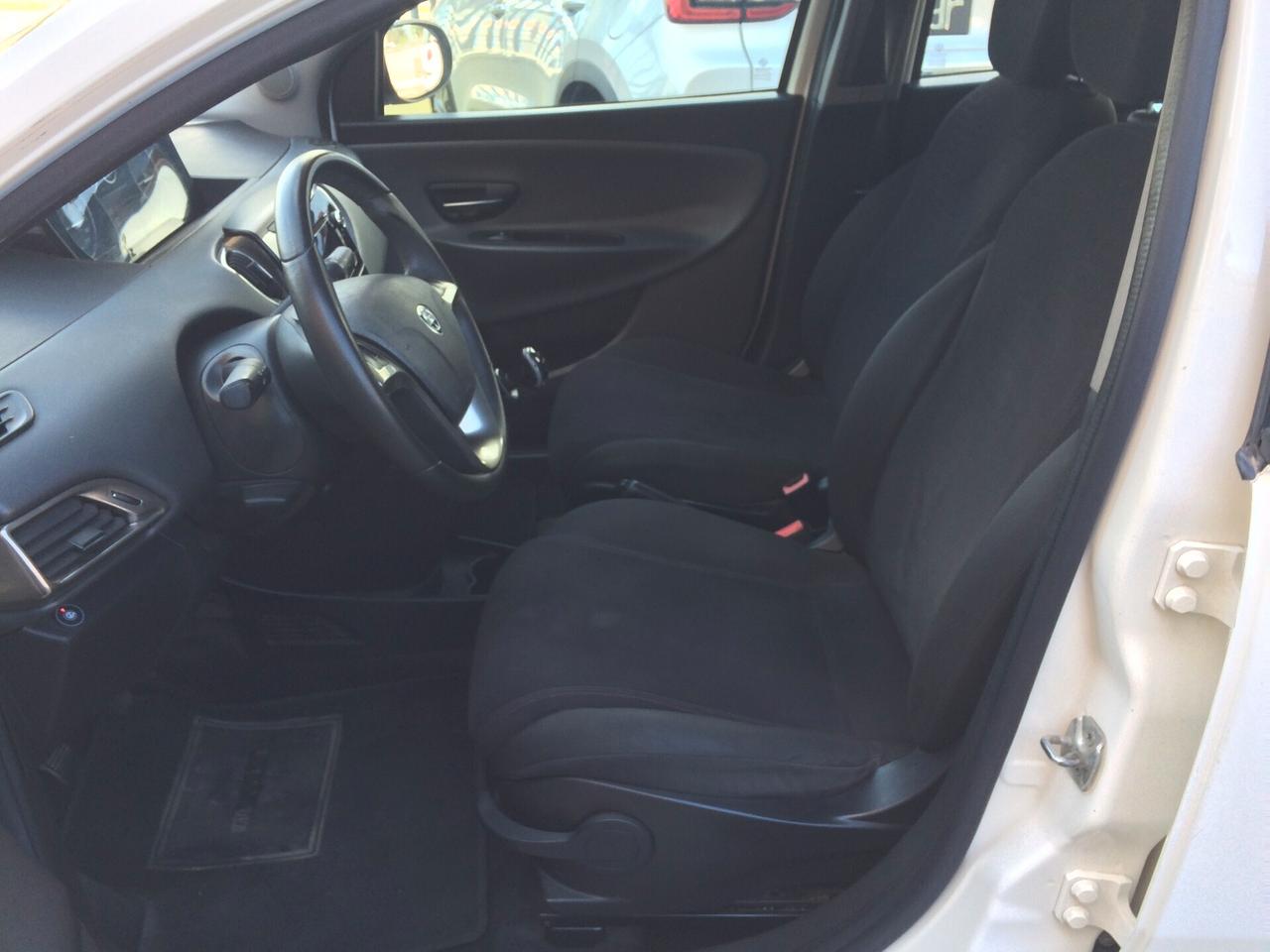 Lancia Ypsilon 1.2 69 CV 5 porte GPL Gold tagliandata distribuzione eseguita a km 138000 garanzia !