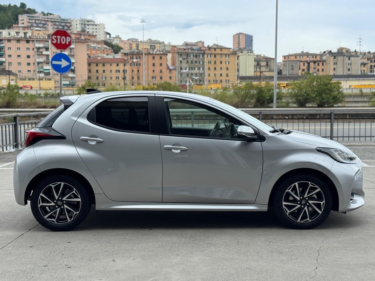 TOYOTA YARID HYBRID SOLI 4286 KM PRONTA CONSEGNA