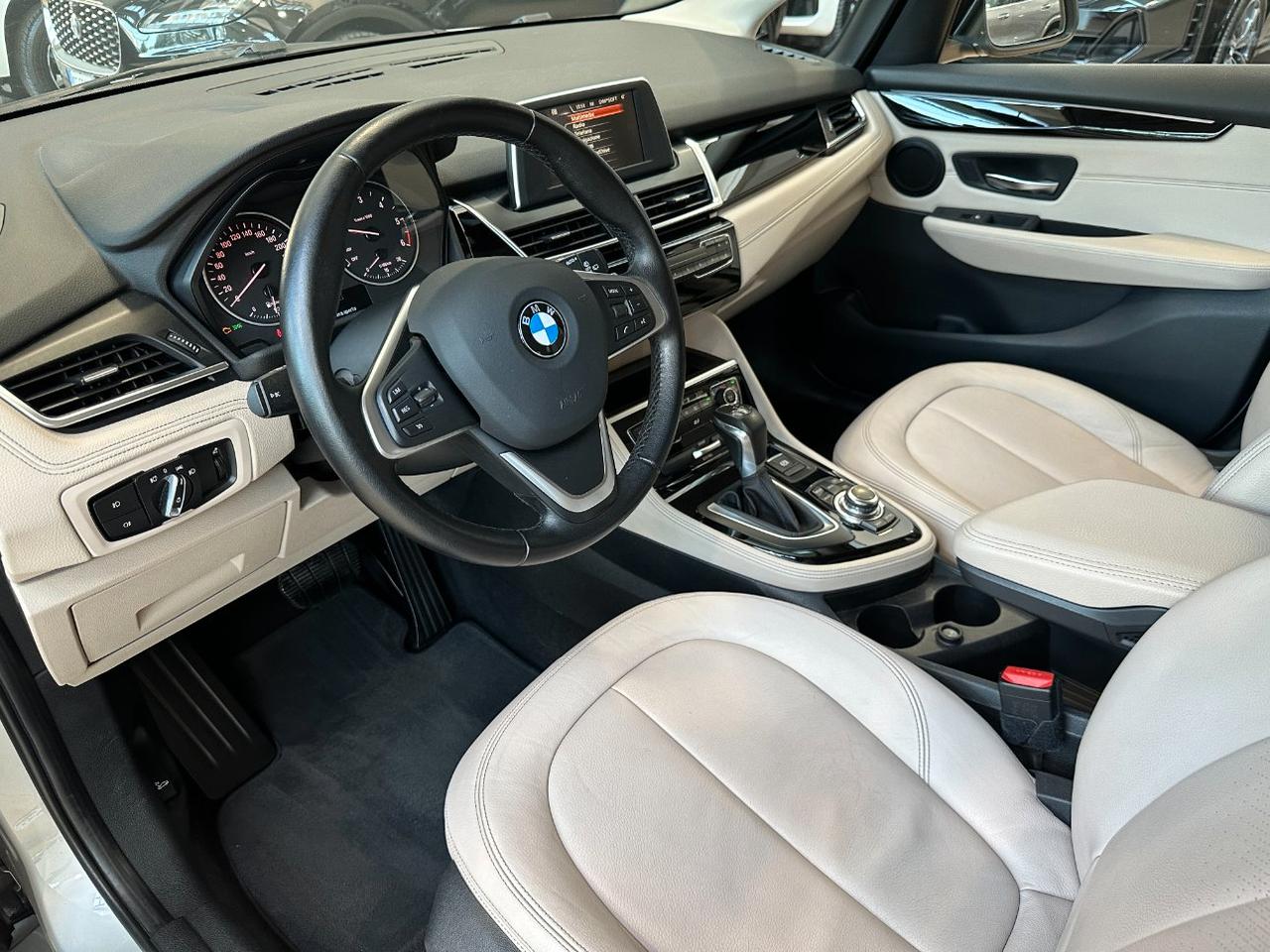 BMW 216 d Active Tourer Luxury Auto - LED - 17" - Pelle - Navi