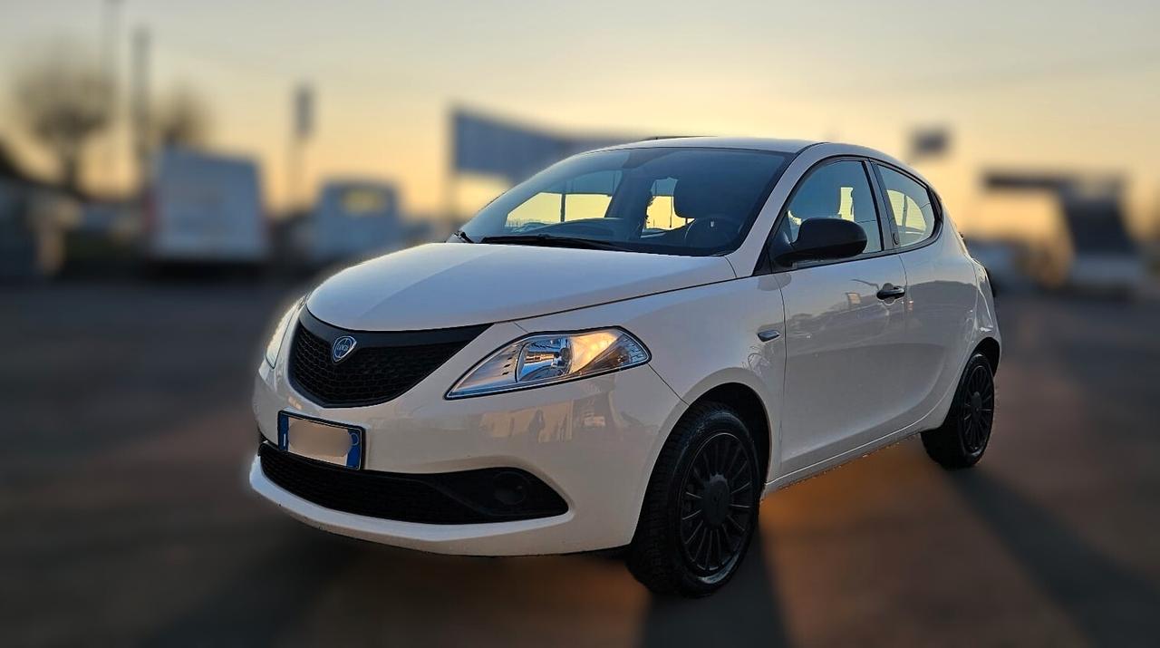 Lancia Ypsilon 1.0 FireFly 5 porte S&S Hybrid Ecochic Silver