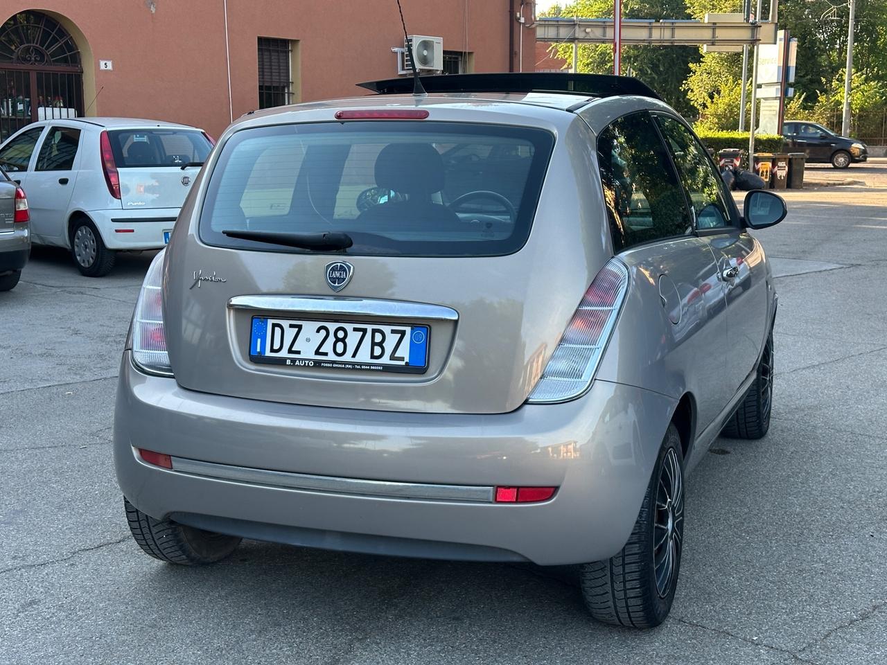 Lancia Ypsilon 1.3 MJT 75 CV Versus