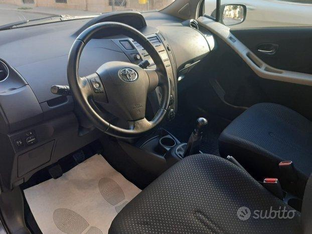 TOYOTA Yaris 1.0 BENZINA 69CV 5 porte Sol