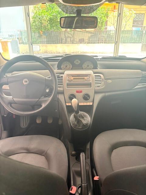 Lancia Ypsilon 1.3 MJT 75 CV Unyca