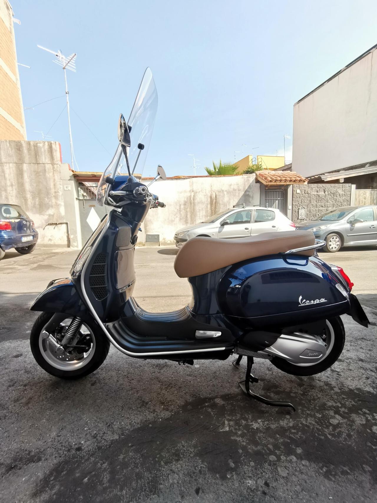 Vespa 300 gts Hpe solo 3900 km Perfetta