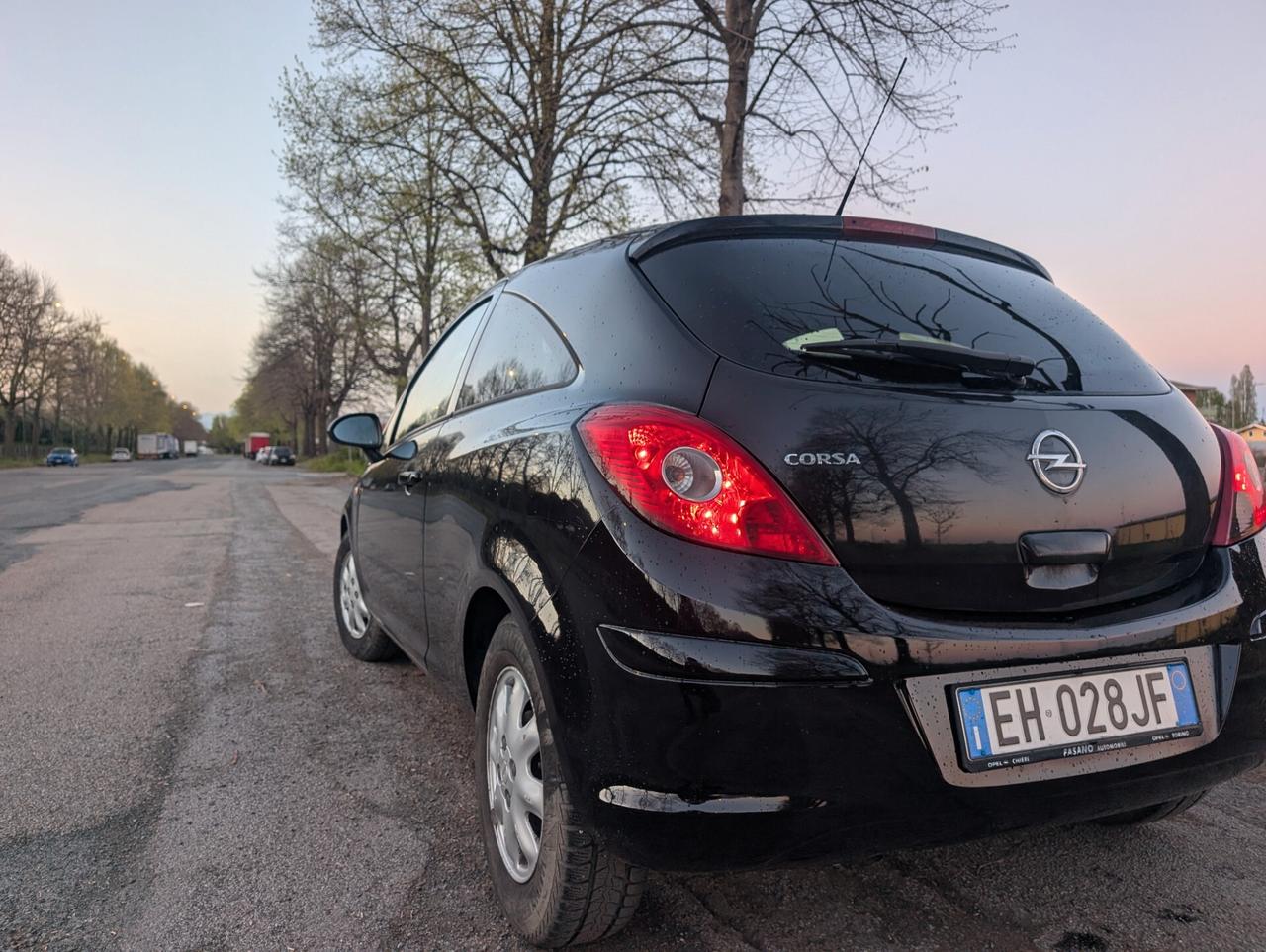 49.000km Opel Corsa 1.2 3 porte b-color