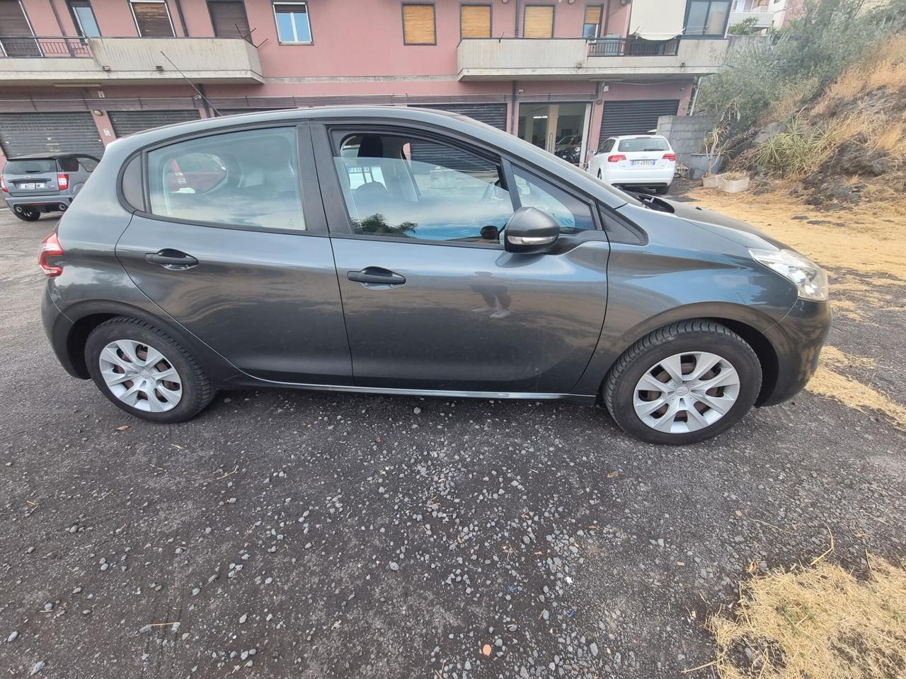 Peugeot 208 1.0 benzina 5 porte neopatentati