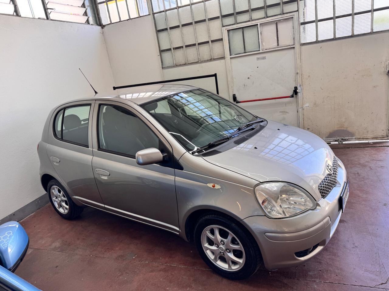 Toyota Yaris 1.0i 16V cat 5 porte Sol