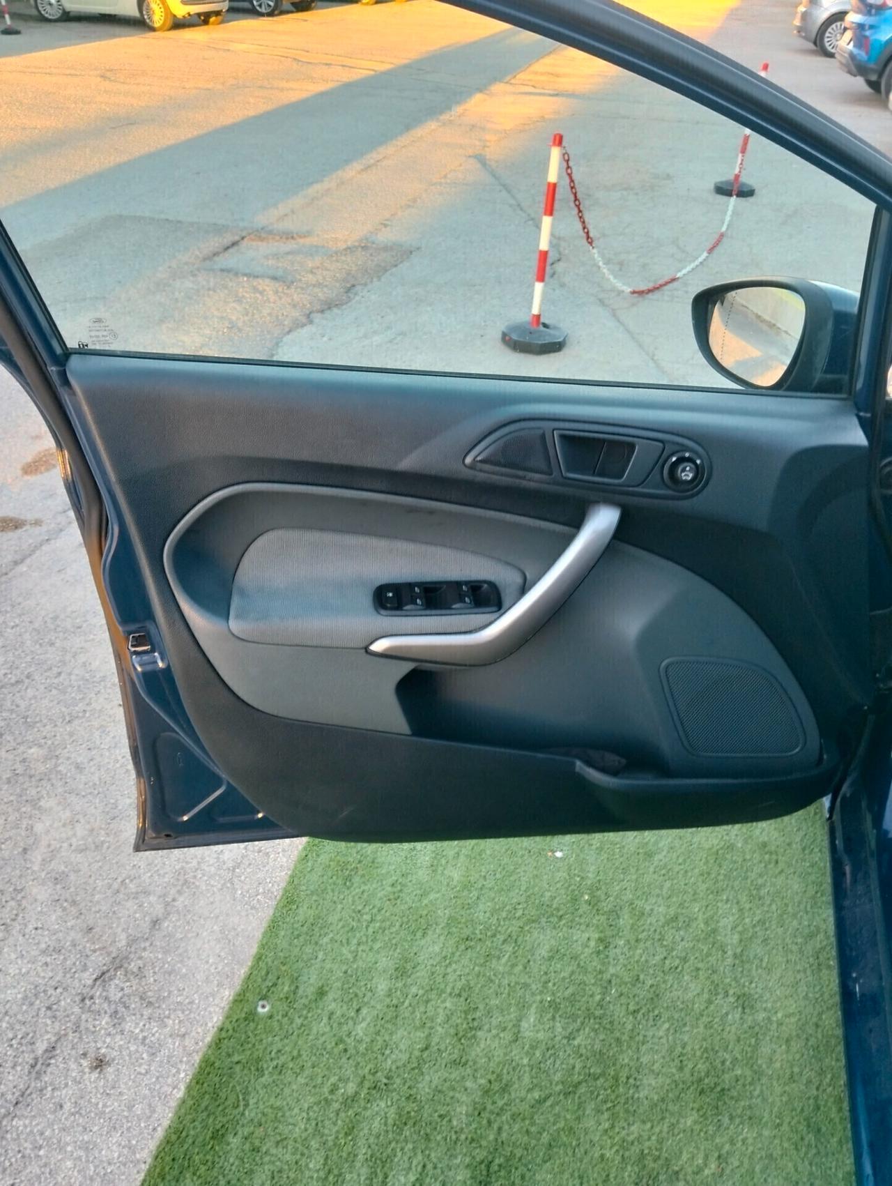 Ford Fiesta 1.4 TDCi 70CV 5 porte Titanium