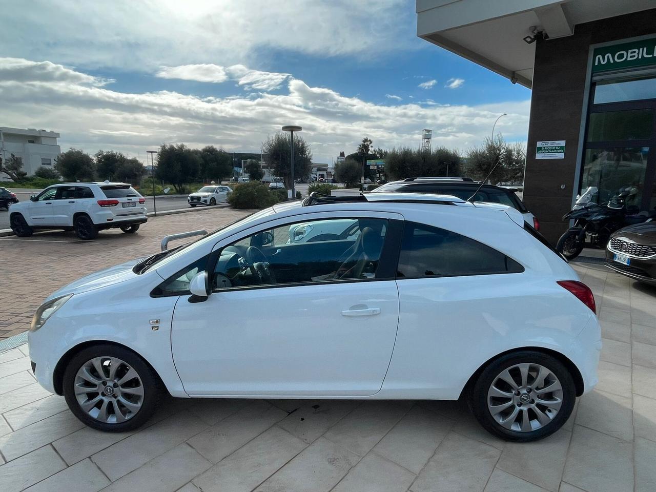 Opel Corsa 1.2 3 porte b-color