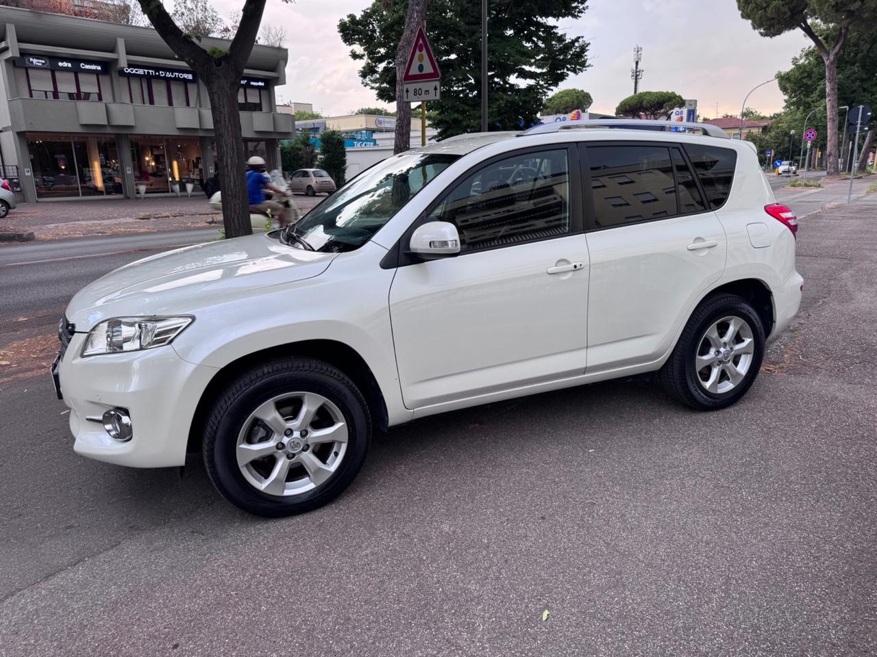 Toyota RAV4 2.2 D-4D 4X4 neopaten garanzia 12 mesi